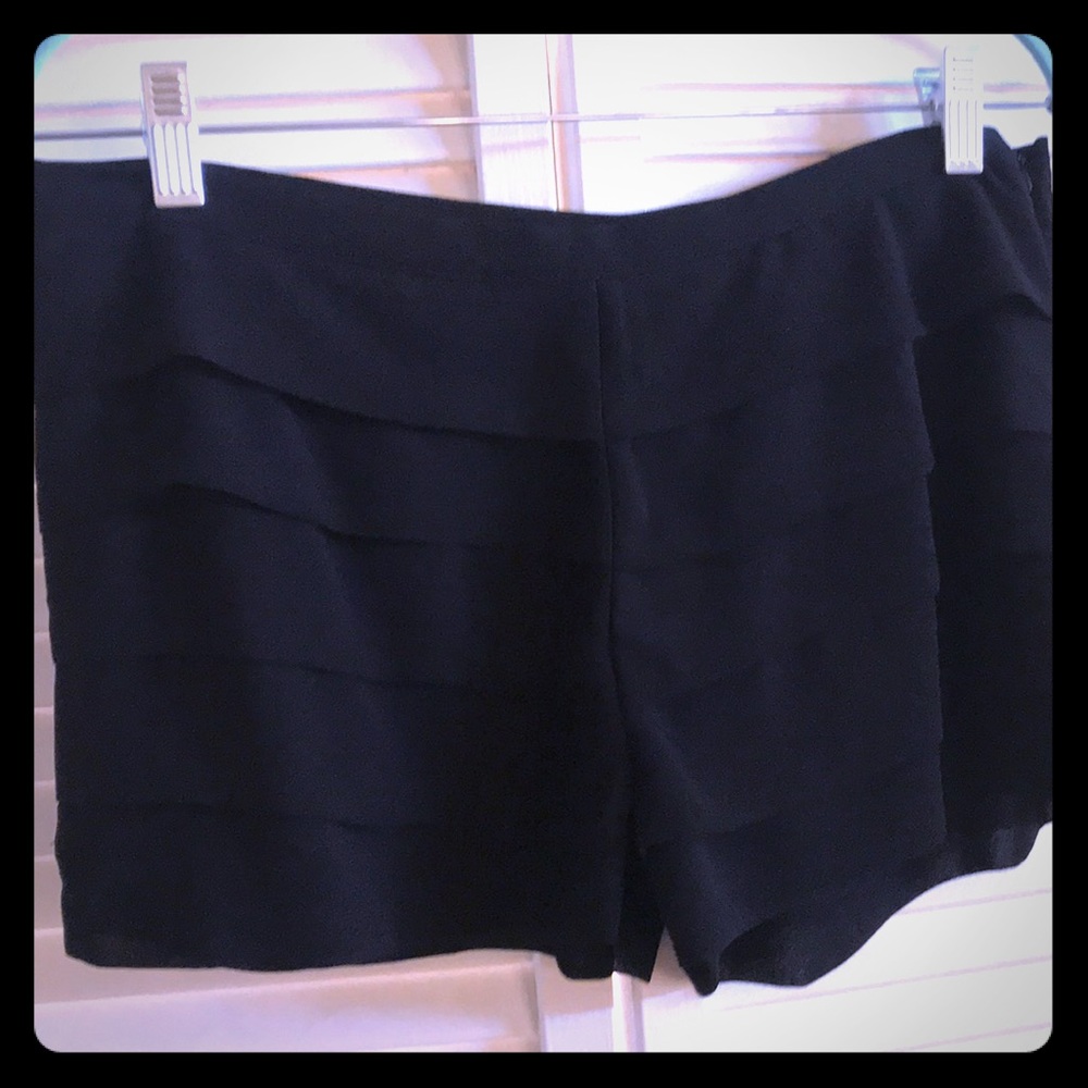 Pleated horizontally black shorts